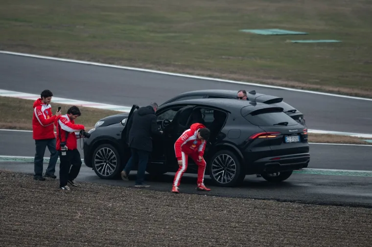 Hamilton i Leclerc doživjeli nezgodu na predstavljanju bolida, paparazzi sve snimio