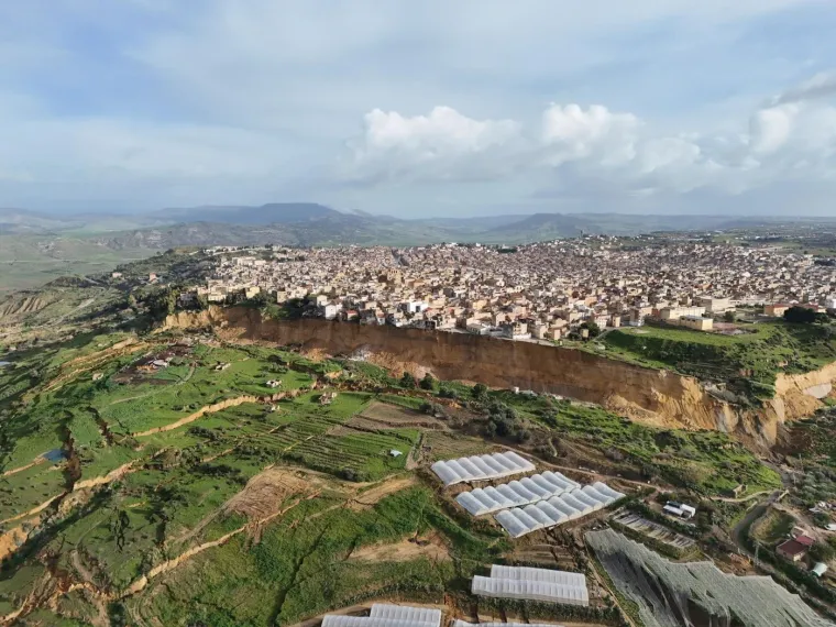 Jezivi prizori iz susjedstva, grad doslovno visi nad ponorom: Ljudi evakuirani