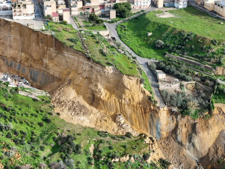 Jezivi prizori iz susjedstva, grad doslovno visi nad ponorom: Ljudi evakuirani
