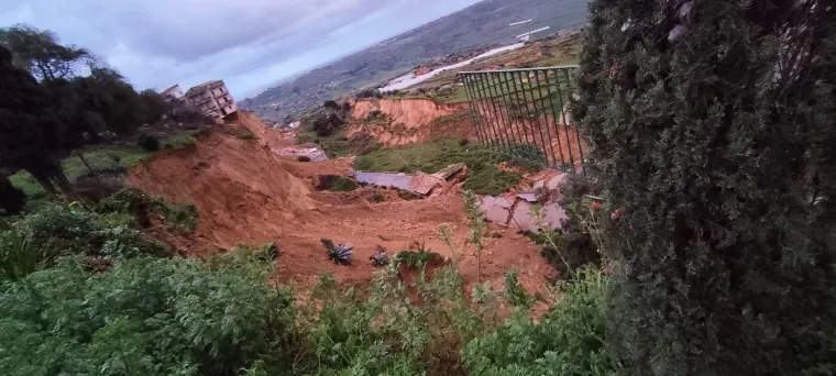 Jezivi prizori iz susjedstva, grad doslovno visi nad ponorom: Ljudi evakuirani