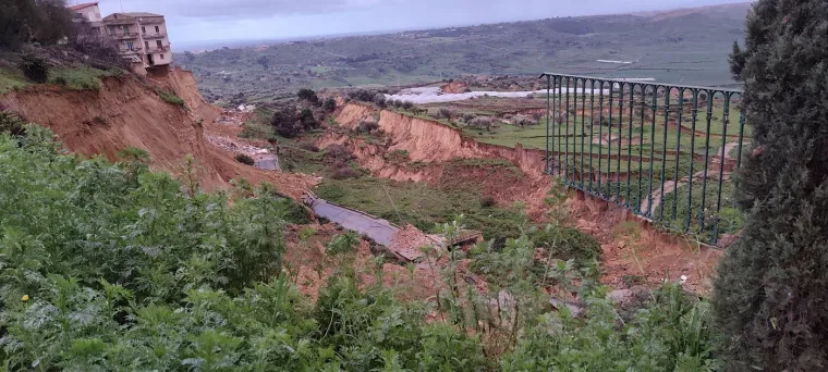 Jezivi prizori iz susjedstva, grad doslovno visi nad ponorom: Ljudi evakuirani