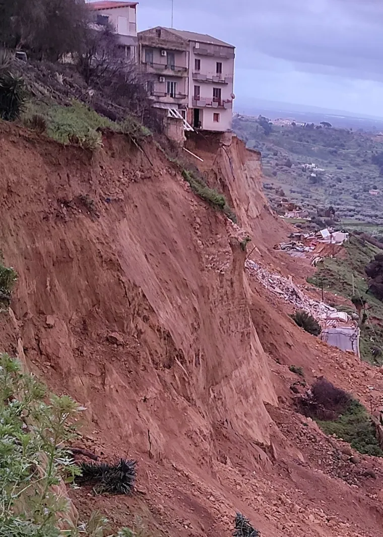 Jezivi prizori iz susjedstva, grad doslovno visi nad ponorom: Ljudi evakuirani