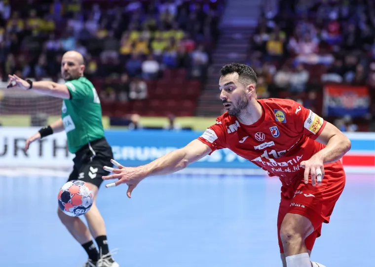 Na terenu se bije boj! Dagur je poludio na dva Bosanca, a Mandić zapalio tribine pune na&scaron;ih navijača