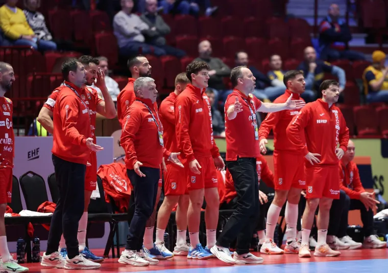 Na terenu se bije boj! Dagur je poludio na dva Bosanca, a Mandić zapalio tribine pune na&scaron;ih navijača