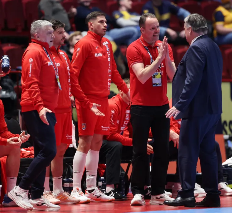 Na terenu se bije boj! Dagur je poludio na dva Bosanca, a Mandić zapalio tribine pune na&scaron;ih navijača