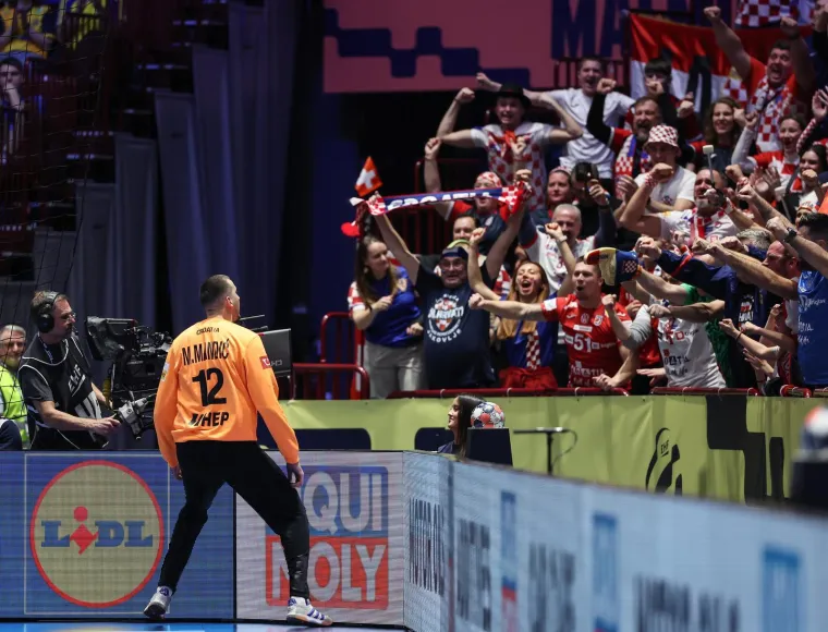 Na terenu se bije boj! Dagur je poludio na dva Bosanca, a Mandić zapalio tribine pune na&scaron;ih navijača