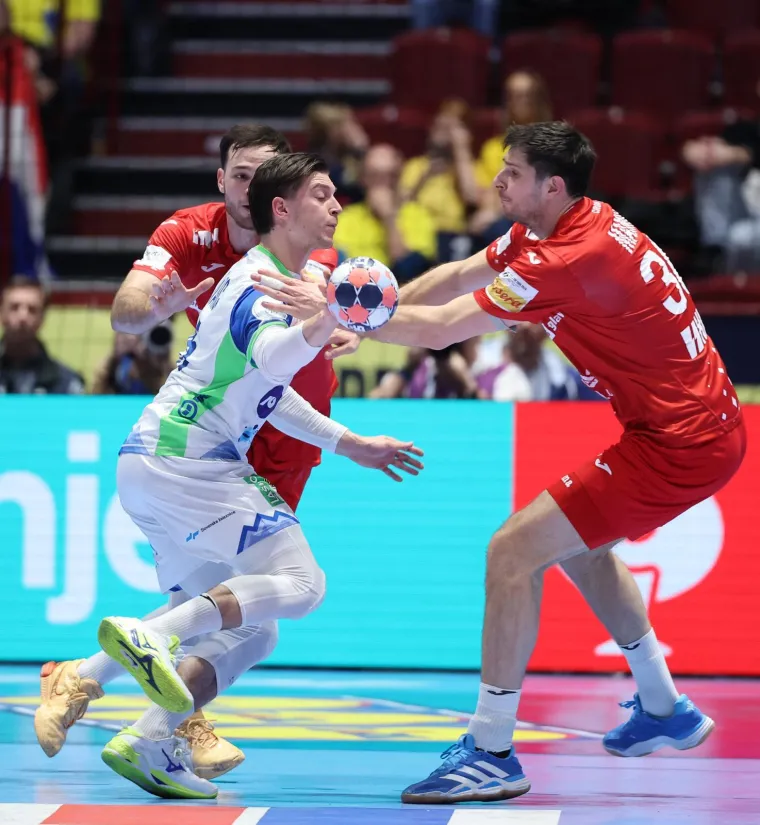 Na terenu se bije boj! Dagur je poludio na dva Bosanca, a Mandić zapalio tribine pune na&scaron;ih navijača