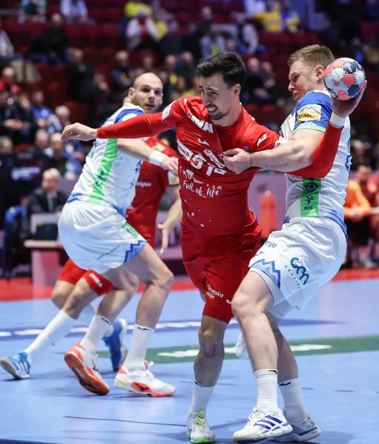 Na terenu se bije boj! Dagur je poludio na dva Bosanca, a Mandić zapalio tribine pune na&scaron;ih navijača