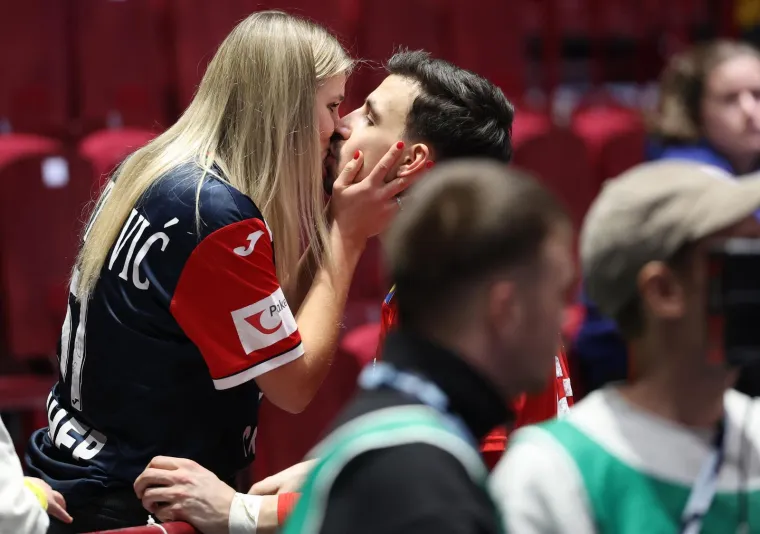 Ljube se svi, ali nitko tako kao vi: Poljubac Kuzmanovića u strastvenom zagrljaju ukrao show