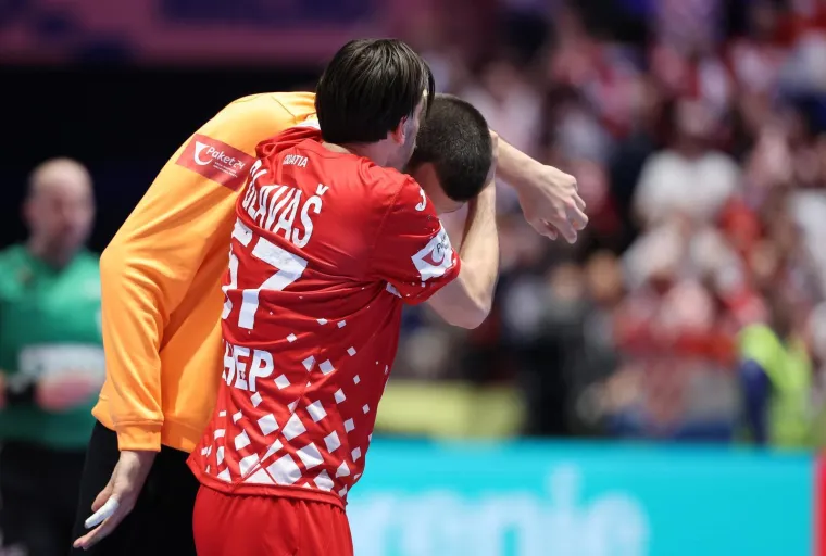 Ljube se svi, ali nitko tako kao vi: Poljubac Kuzmanovića u strastvenom zagrljaju ukrao show