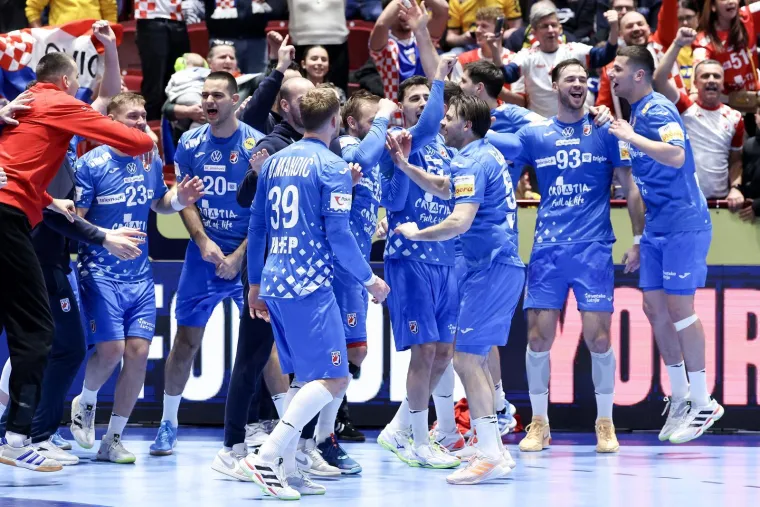 Tako slave Hrvati! Pogledajte ludnicu s navijačima, bilo je i suza, nitko nije ostao ravnodu&scaron;an