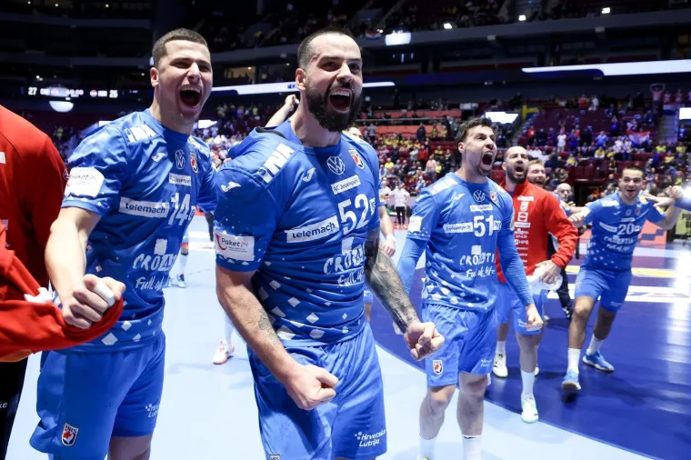 Tako slave Hrvati! Pogledajte ludnicu s navijačima, bilo je i suza, nitko nije ostao ravnodu&scaron;an