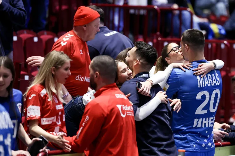 Kuzmanović ponovno poveo karavanu poljubaca: Igrači uz djevojke proslavili kao nikad do sad