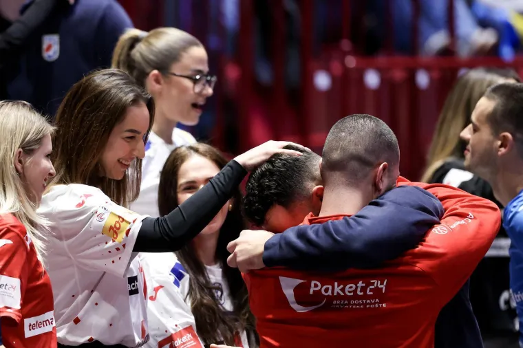 Kuzmanović ponovno poveo karavanu poljubaca: Igrači uz djevojke proslavili kao nikad do sad