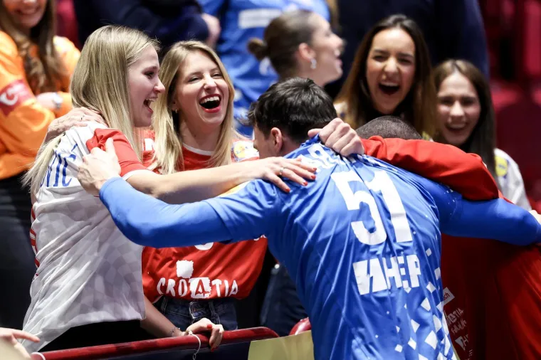 Kuzmanović ponovno poveo karavanu poljubaca: Igrači uz djevojke proslavili kao nikad do sad