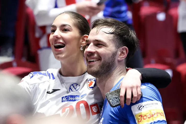 Kuzmanović ponovno poveo karavanu poljubaca: Igrači uz djevojke proslavili kao nikad do sad