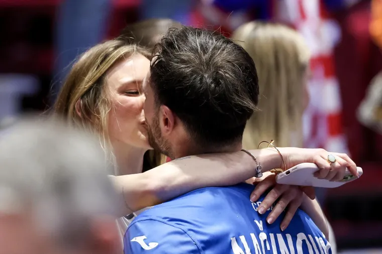 Kuzmanović ponovno poveo karavanu poljubaca: Igrači uz djevojke proslavili kao nikad do sad