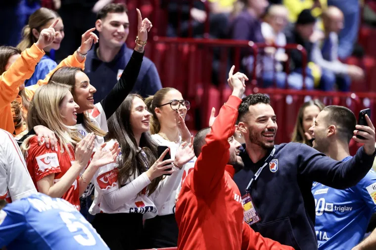 Trenutak koji je mnogima promaknuo! Kaos nakon posljednjeg zvižduka pro&scaron;ao je bez posljedica