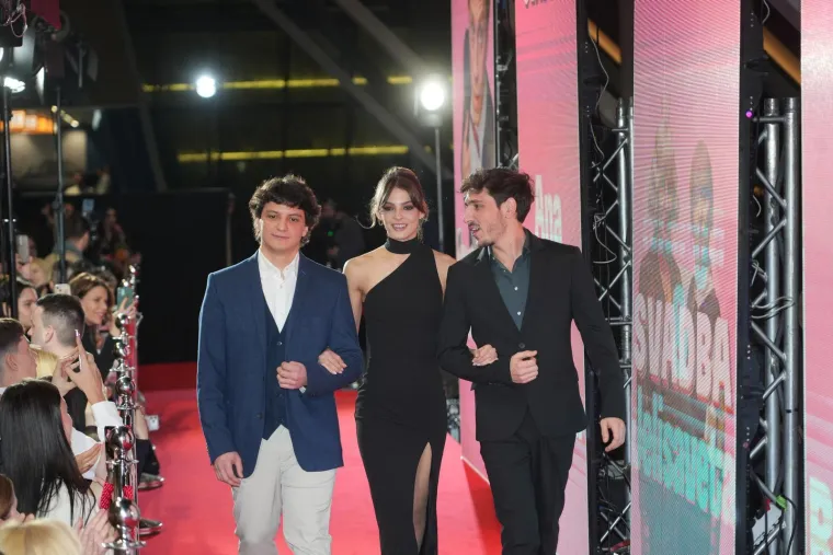 I u Srbiji potpuno ludilo: Evo koje zvijezde su se pojavile na premijeri hit filma 'Svadba'