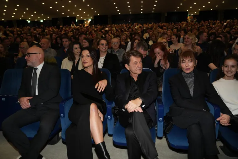 I u Srbiji potpuno ludilo: Evo koje zvijezde su se pojavile na premijeri hit filma 'Svadba'