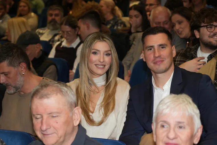 I u Srbiji potpuno ludilo: Evo koje zvijezde su se pojavile na premijeri hit filma 'Svadba'