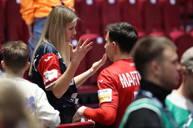 Emotivna fotografija koja je odu&scaron;evila Hrvatsku! Otkrivamo &scaron;to je na&scaron;a novinarka rekla kapetanu u suzama