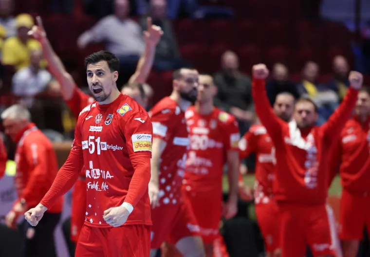 Emotivna fotografija koja je odu&scaron;evila Hrvatsku! Otkrivamo &scaron;to je na&scaron;a novinarka rekla kapetanu u suzama