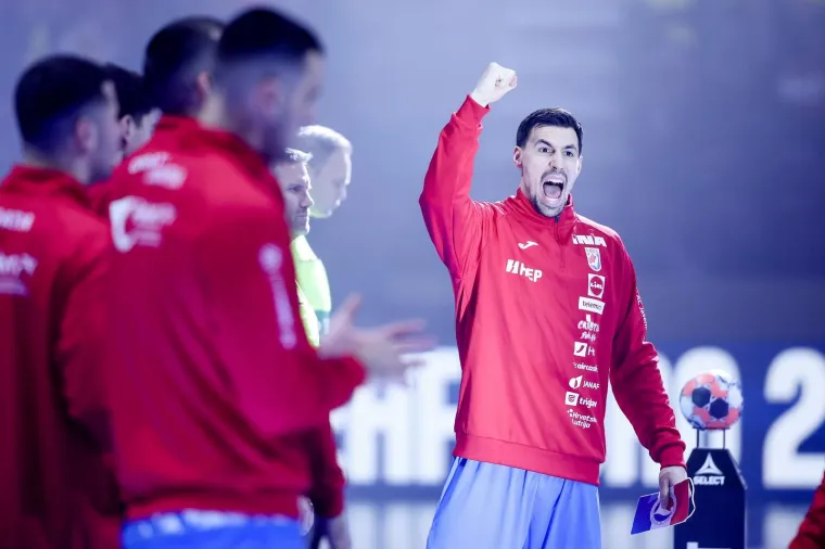 Emotivna fotografija koja je odu&scaron;evila Hrvatsku! Otkrivamo &scaron;to je na&scaron;a novinarka rekla kapetanu u suzama