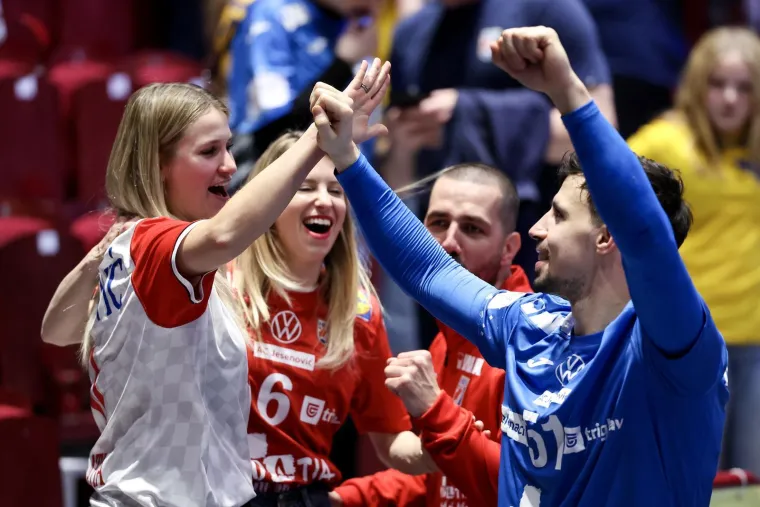 Emotivna fotografija koja je odu&scaron;evila Hrvatsku! Otkrivamo &scaron;to je na&scaron;a novinarka rekla kapetanu u suzama