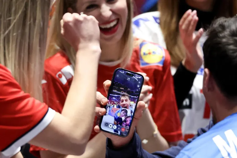 Emotivna fotografija koja je odu&scaron;evila Hrvatsku! Otkrivamo &scaron;to je na&scaron;a novinarka rekla kapetanu u suzama