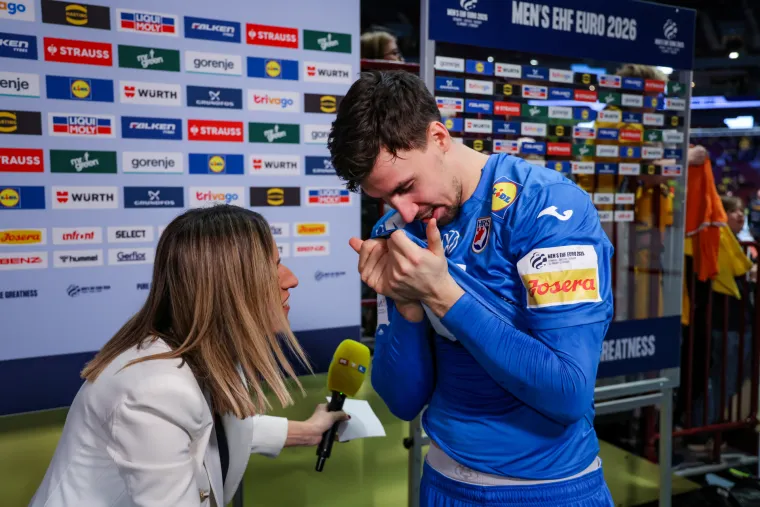 Emotivna fotografija koja je odu&scaron;evila Hrvatsku! Otkrivamo &scaron;to je na&scaron;a novinarka rekla kapetanu u suzama