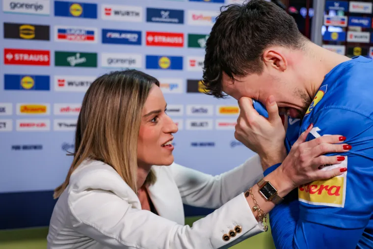 Emotivna fotografija koja je odu&scaron;evila Hrvatsku! Otkrivamo &scaron;to je na&scaron;a novinarka rekla kapetanu u suzama