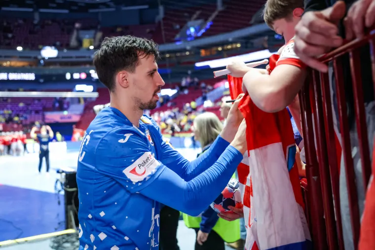 Emotivna fotografija koja je odu&scaron;evila Hrvatsku! Otkrivamo &scaron;to je na&scaron;a novinarka rekla kapetanu u suzama