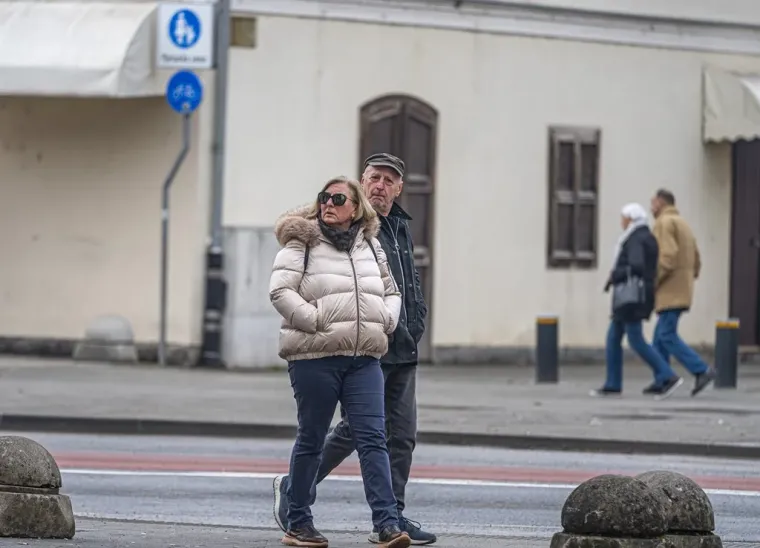 Karlovčanke napokon pro&scaron;etale u tanjim jaknama, no dama u jarko crvenoj isticala se u masi