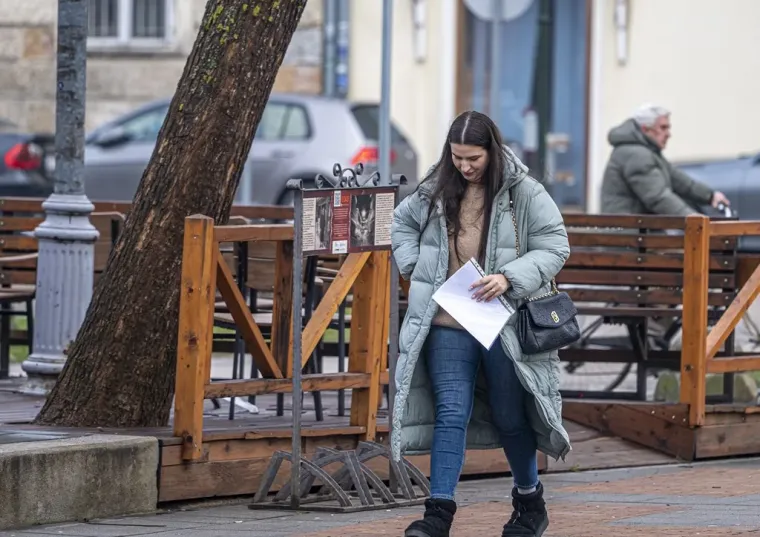 Karlovčanke napokon pro&scaron;etale u tanjim jaknama, no dama u jarko crvenoj isticala se u masi