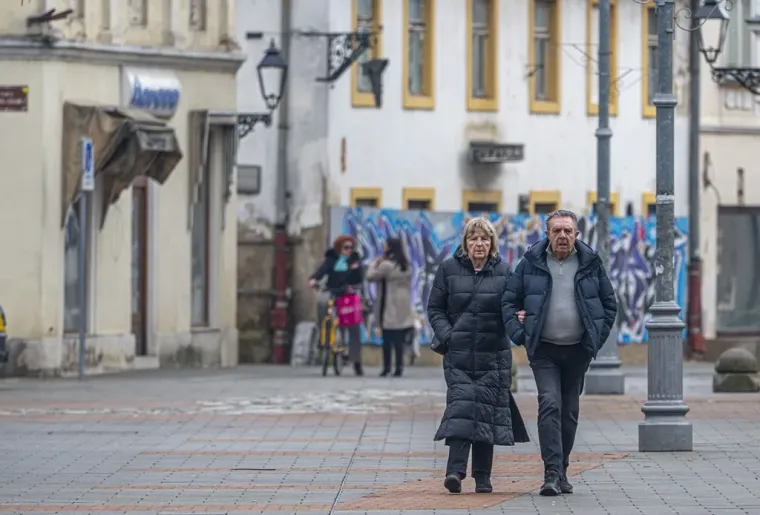 Karlovčanke napokon pro&scaron;etale u tanjim jaknama, no dama u jarko crvenoj isticala se u masi