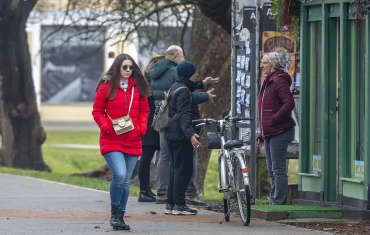 Karlovčanke napokon pro&scaron;etale u tanjim jaknama, no dama u jarko crvenoj isticala se u masi