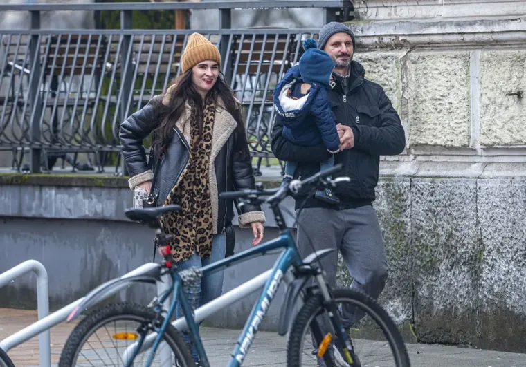 Karlovčanke napokon pro&scaron;etale u tanjim jaknama, no dama u jarko crvenoj isticala se u masi