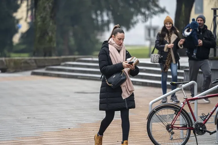 Karlovčanke napokon pro&scaron;etale u tanjim jaknama, no dama u jarko crvenoj isticala se u masi