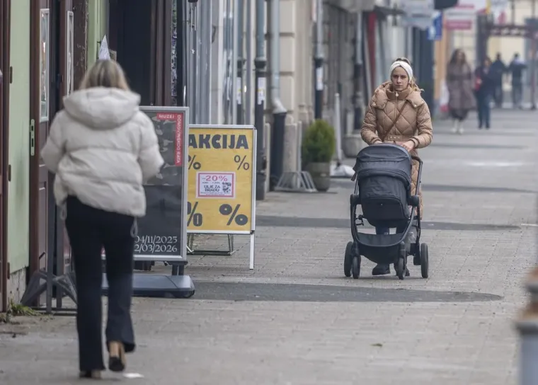 Karlovčanke napokon pro&scaron;etale u tanjim jaknama, no dama u jarko crvenoj isticala se u masi