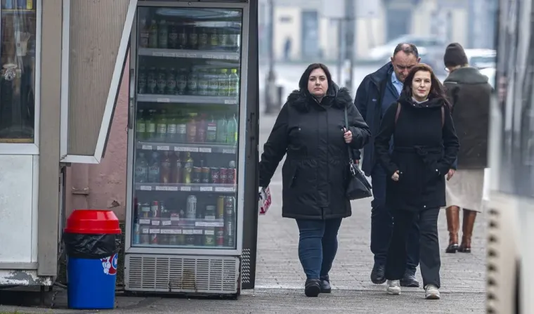 Karlovčanke napokon pro&scaron;etale u tanjim jaknama, no dama u jarko crvenoj isticala se u masi
