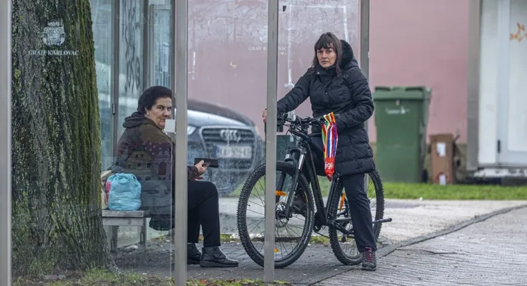 Karlovčanke napokon pro&scaron;etale u tanjim jaknama, no dama u jarko crvenoj isticala se u masi