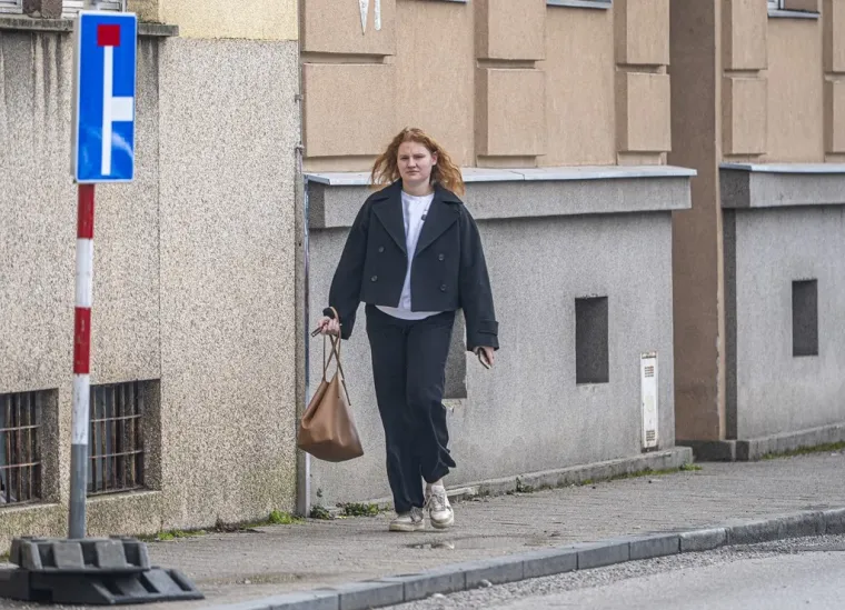 Karlovčanke napokon pro&scaron;etale u tanjim jaknama, no dama u jarko crvenoj isticala se u masi