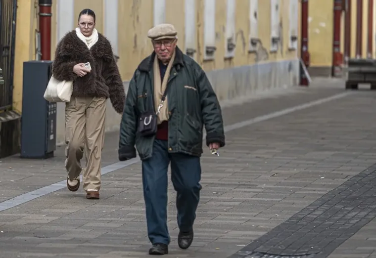 Karlovčanke napokon pro&scaron;etale u tanjim jaknama, no dama u jarko crvenoj isticala se u masi