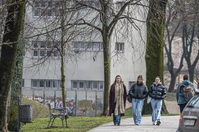 Karlovčanke napokon pro&scaron;etale u tanjim jaknama, no dama u jarko crvenoj isticala se u masi