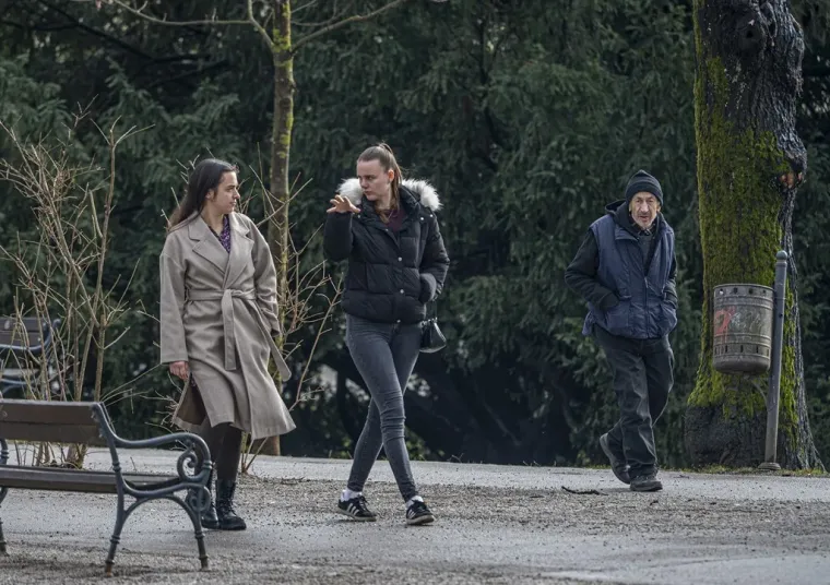 Karlovčanke napokon pro&scaron;etale u tanjim jaknama, no dama u jarko crvenoj isticala se u masi