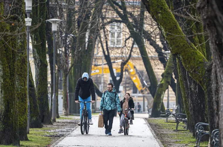 Karlovčanke napokon pro&scaron;etale u tanjim jaknama, no dama u jarko crvenoj isticala se u masi