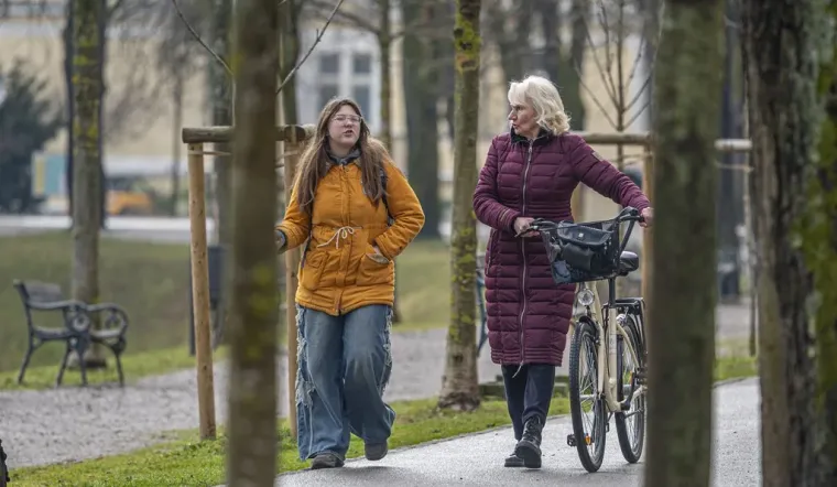 Karlovčanke napokon pro&scaron;etale u tanjim jaknama, no dama u jarko crvenoj isticala se u masi