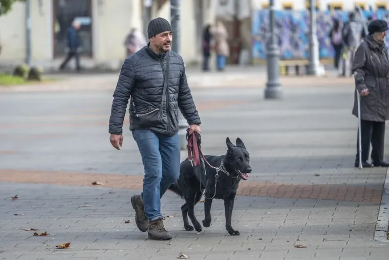 Karlovčanke napokon pro&scaron;etale u tanjim jaknama, no dama u jarko crvenoj isticala se u masi