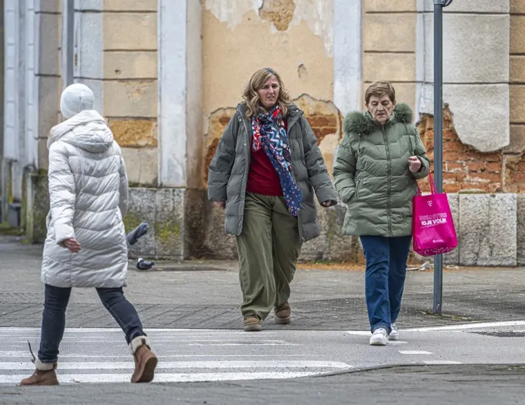 Karlovčanke napokon pro&scaron;etale u tanjim jaknama, no dama u jarko crvenoj isticala se u masi